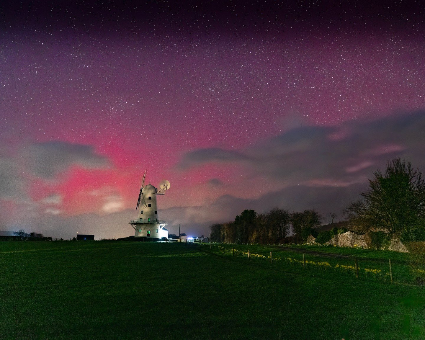 Northern lights above Llancayo Windmill - @itkapp